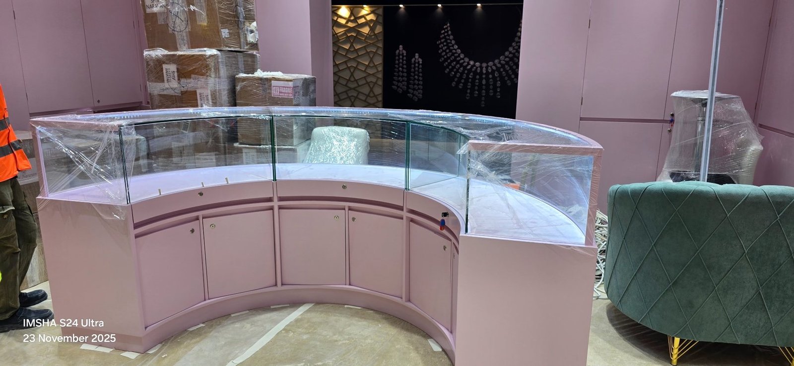 Curved display counter